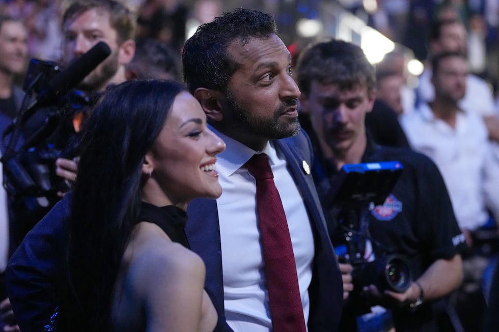 El director del FBI, Kash Patel, observa con Alexis Wilkins en UFC Freedom 250 en el jardín sur de...