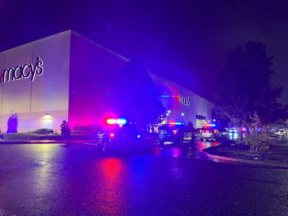 LIVE: Police give update after shooting leaves 1 dead, 2 injured at Vancouver Mall